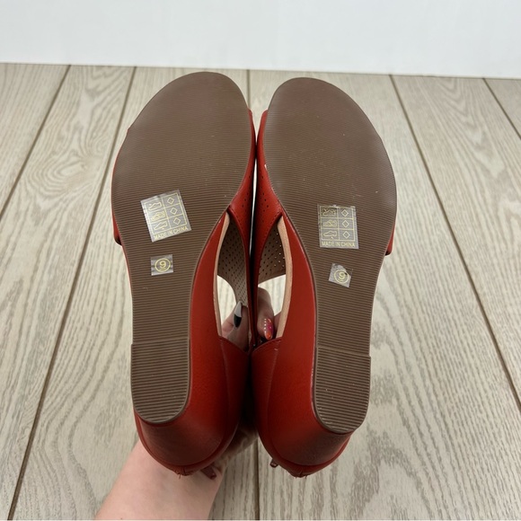 Journee Collection Women's Aretha Perforated Peep Toe Wedge Sandals 9 Rust $95 - Picture 7 of 8
